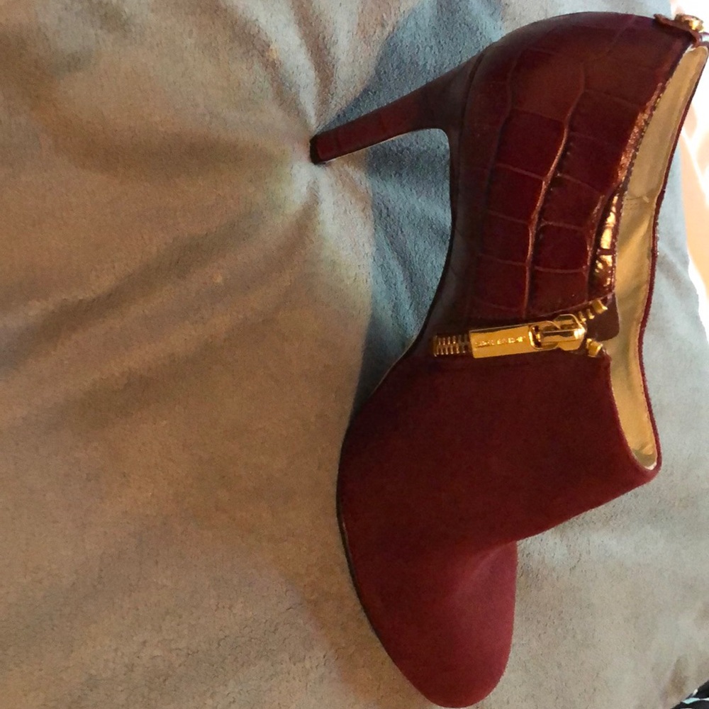 Pumps - Picture 2 of 3